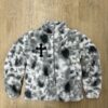 CHAQUETA EFECTO PELUCHE CON BORDADO EN EL PECHO Y ESPALDA DE CRUZ.