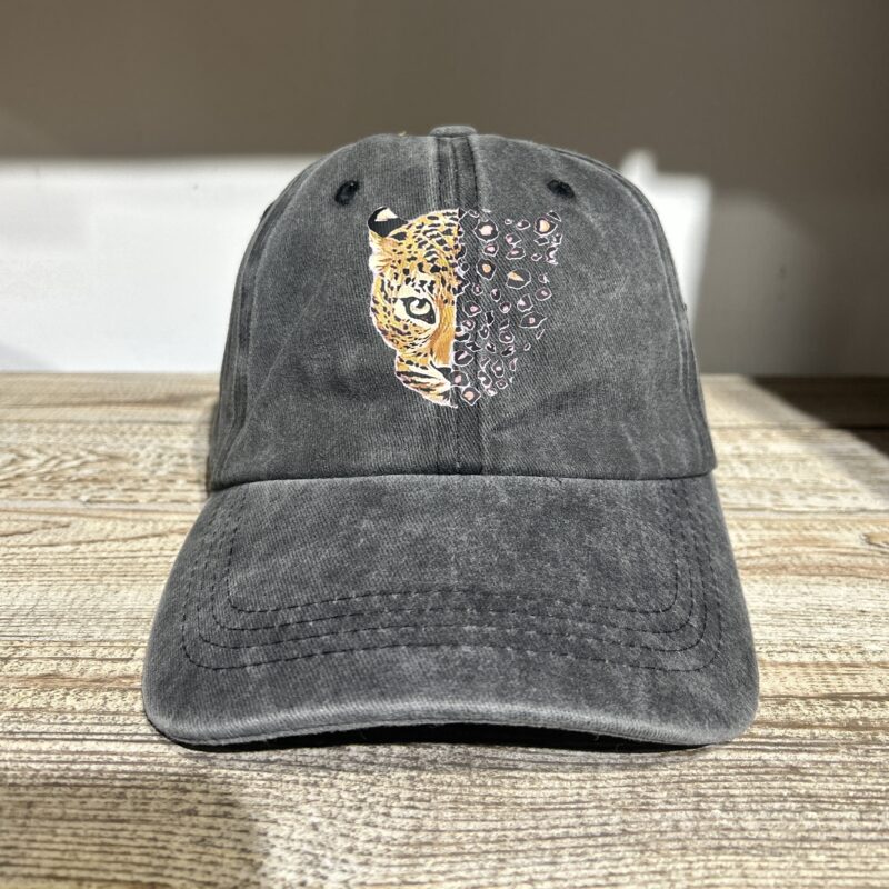 GORRA DESTEÑIDA VINTAGE ESTAMPADO LEOPARDO DARK