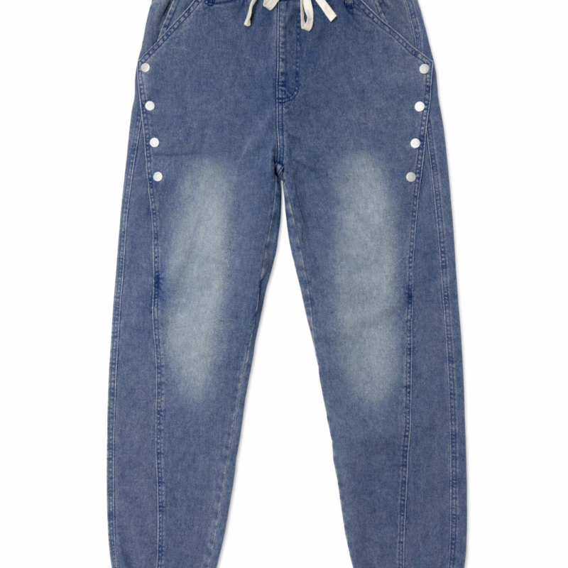 JOGGER DENIM CON BOTONADURA LATERAL Y CORDÓN EN LA CINTURA