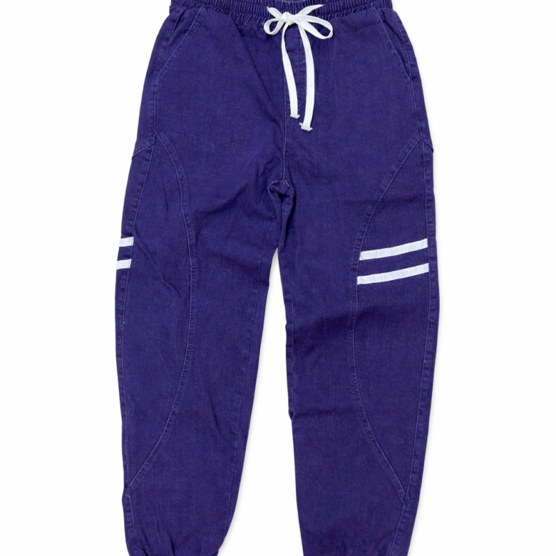 JOGGER CON CORDÓN EN LA CINTURA Y ROTURAS COLOR MORADO Y DETALLES EN LA PIERNA