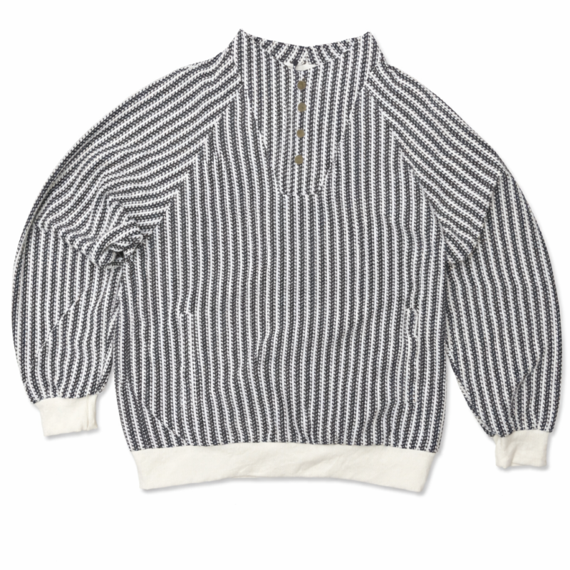JERSEY BLANCO Y NEGRO CON TEXTURA Y BOTONES EN EL CUELLO OVERSIZE FIT