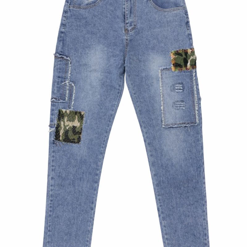 PANTALÓN DENIM LIGHT CON PARCHES CAMUFLAJE