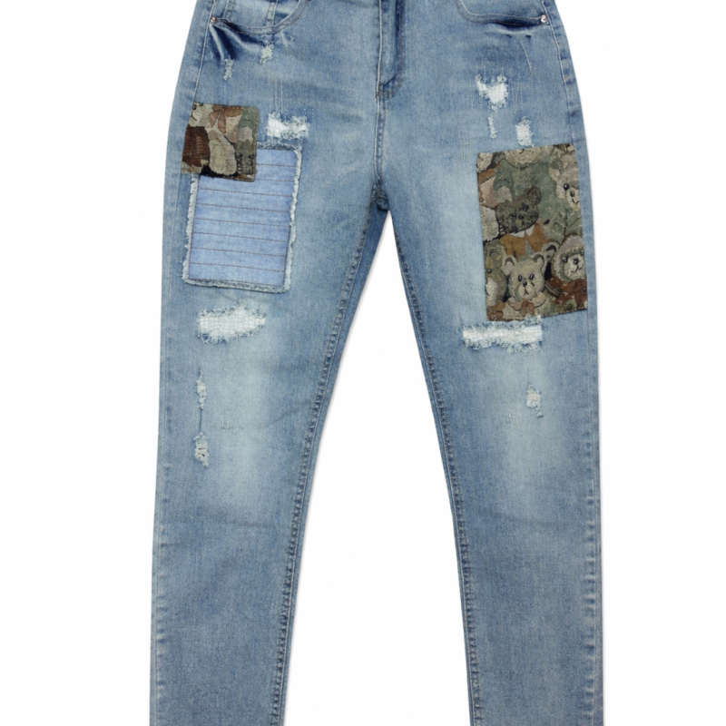 PANTALÓN LIGHT DENIM CON PARCHES OSO DE PELUCHE Y CONTRASTE EN LOS BOLSILLOS TRASEROS SLIM FIT