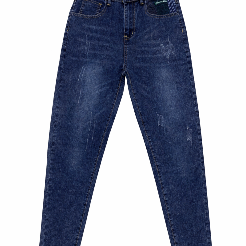 PANTALÓN DENIM DARK CON BORDADO EN EL BOLSILLO TRASERO
