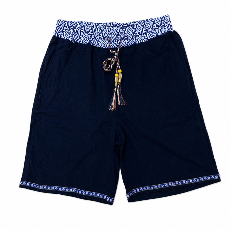 BERMUDA DE LINO NEGRO CON CINTURA DE GOMA EN ESTAMPADO ÉTNICO Y CORDÓN DE ABALORIOS