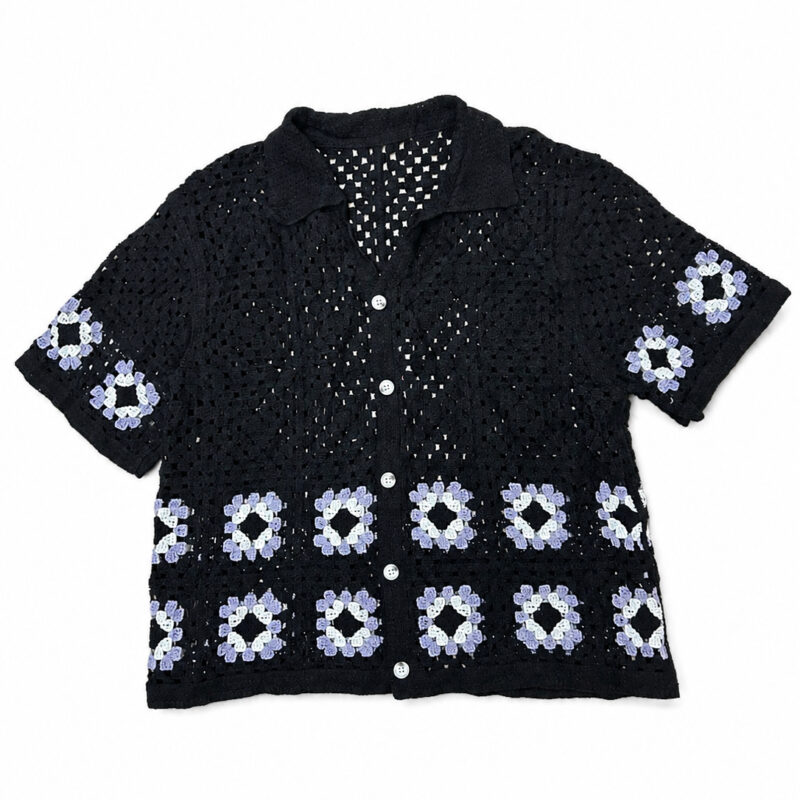 CAMISA MANGA CORTA NEGRA CON DETALLES EN MANGAS Y PARTE BAJA