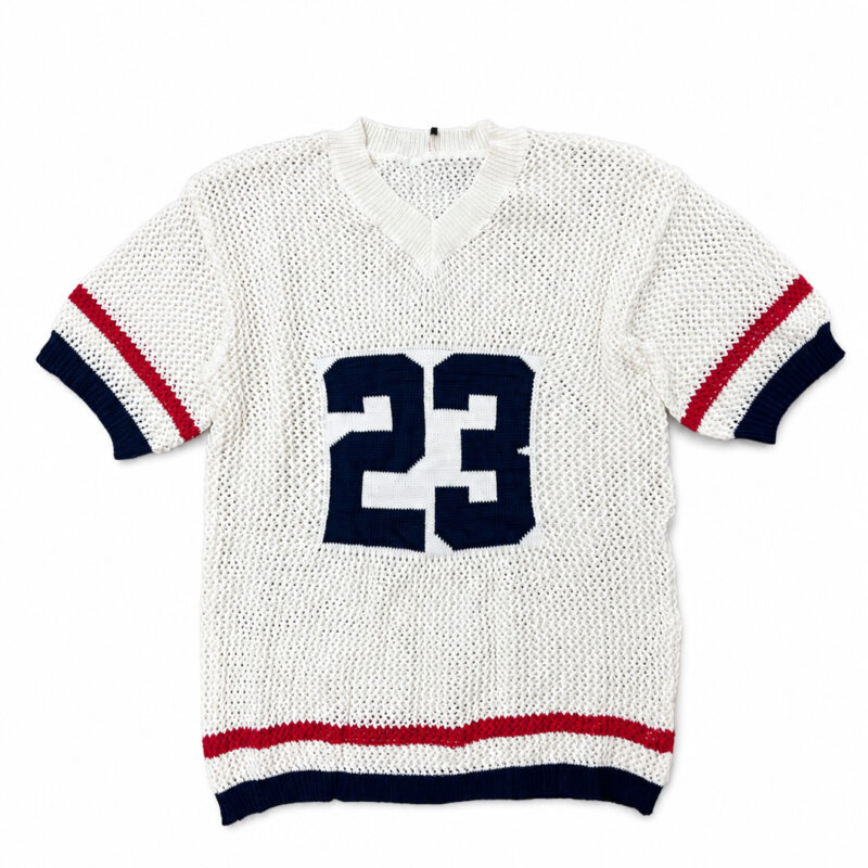 CAMISETA DE PUNTO BEIGE CLARO CON DETALLES EN LAS MANGAS Y NUMERACIÓN 23