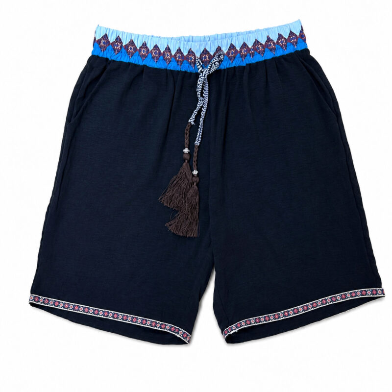BERMUDA NEGRA CON CINTURILLA ESTAMPADA Y CORDÓN CON FLECOS